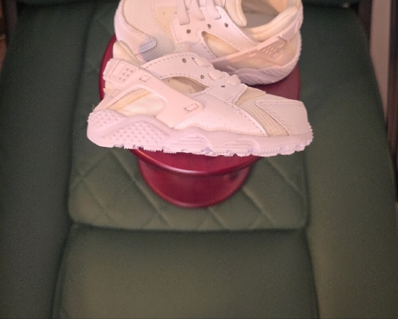 Nike HURARACHES Toddler/Baby White Sneakers - Picture 2 of 4